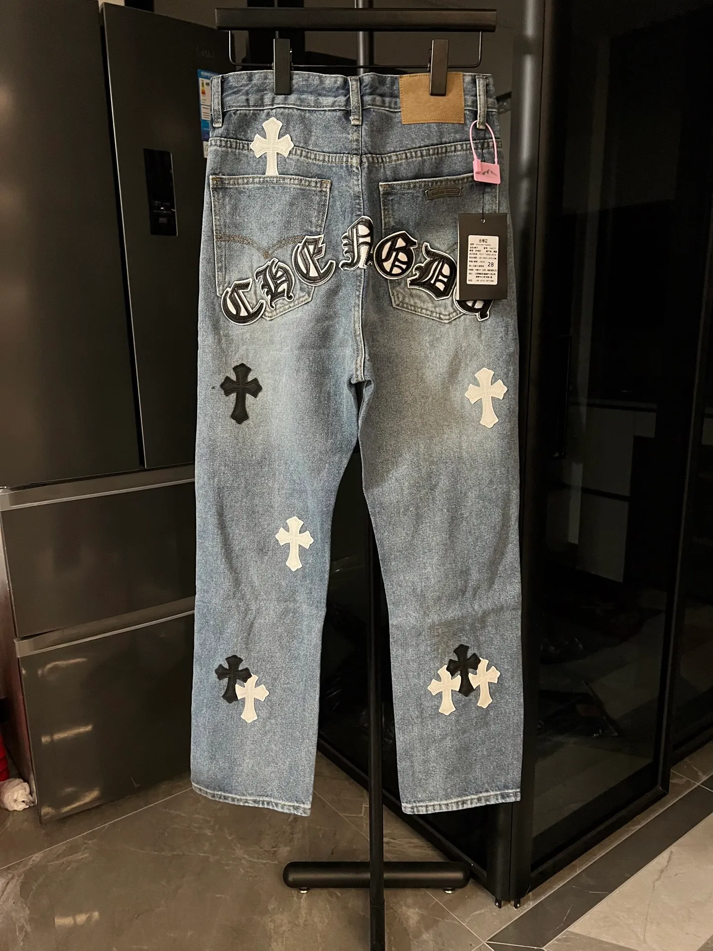 P260 [Next day] Chrome Hearts/Chrome Hearts CH Hong Kong City Limited Series Sanskrit Cross Patch Leather Jeans (Blue) Blue and Black Color - Hong Kong Limited Fashion players, Chrome Hearts Hong Kong City Limited Jeans are now available!  The unique color scheme is like the intertwining of vitality and romance of Hong Kong. The three-dimensional letters between the hips seem to tell the story of the city. The customized hardware, the three-dimensional and thick cross stamens, and the hand-cut leather washers make the details full of luxury.  Handcrafted and made of environmentally friendly materials, comfort and quality coexist. Owning it is not only an outfit, but also a status symbol. Globally limited edition, don’t miss it.  Size: 28 30 32 34 (corresponding to s-xl) Detailed size can be found in Figure 9